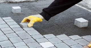 Монтаж тротуарной плитки на даче в Павловском Посаде в октябре