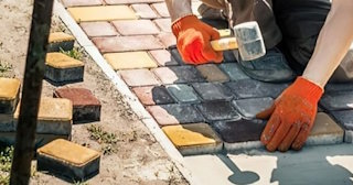 Укладка брусчатки «старый город» три цвета в Павловском Посаде в октябре